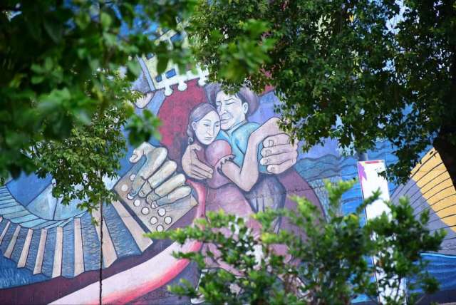El Mural de la Correntinidad es un ícono histórico y cultural ubicado en la explanada del Puente General Manuel Belgrano,